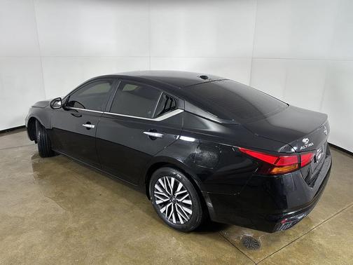 Super Black 2023 Nissan Altima 2.5 SV