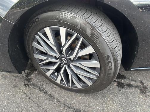 Super Black 2023 Nissan Altima 2.5 SV