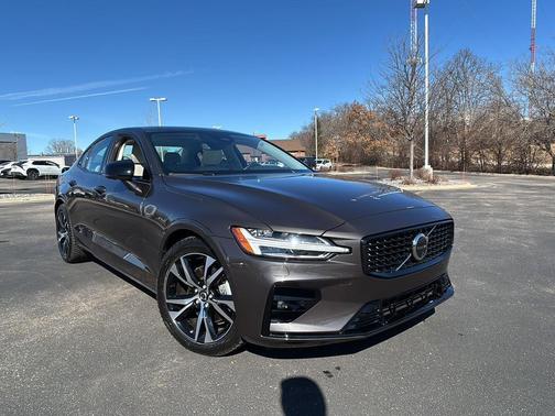 2024 Volvo S60 B5 Plus Dark Theme