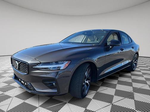 2024 Volvo S60 B5 Plus Dark Theme