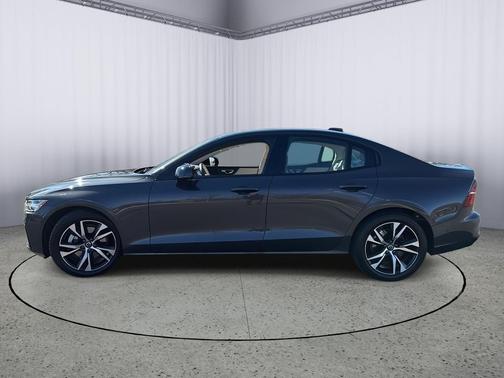 2024 Volvo S60 B5 Plus Dark Theme