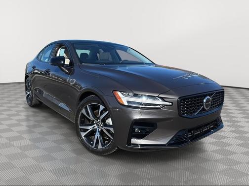 2024 Volvo S60 B5 Plus Dark Theme