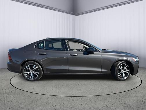 2024 Volvo S60 B5 Plus Dark Theme