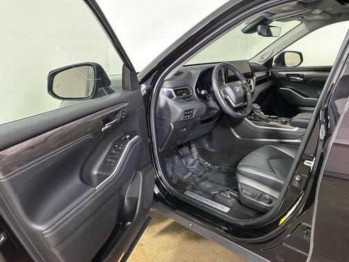 Midnight Black Metallic 2024 Toyota Highlander Limited