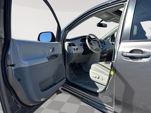 2012 Toyota Sienna XLE