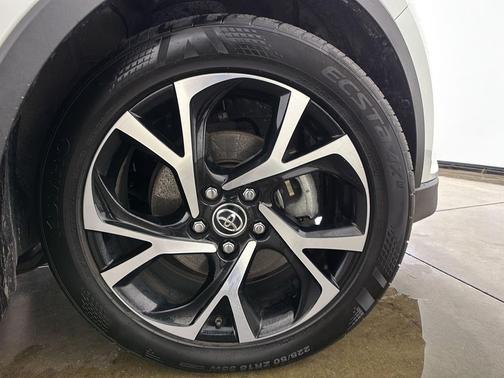 Blizzard Pearl 2018 Toyota C-HR XLE