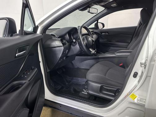 Blizzard Pearl 2018 Toyota C-HR XLE