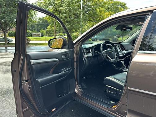 Toasted Walnut Pearl 2019 Toyota Highlander XLE