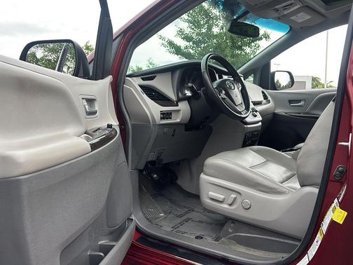 Salsa Red Pearl 2017 Toyota Sienna XLE
