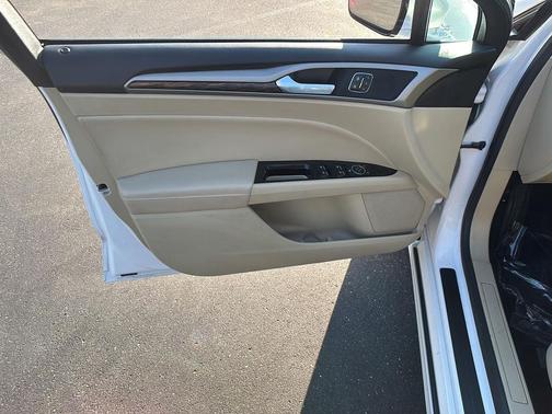 White Platinum Metallic Tri-Coat 2014 Ford Fusion SE