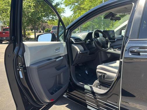 Midnight Black Metallic 2022 Toyota Sienna LE