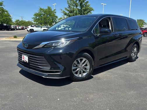 Midnight Black Metallic 2022 Toyota Sienna LE