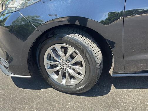 Midnight Black Metallic 2022 Toyota Sienna LE