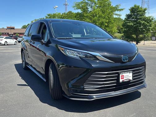 Midnight Black Metallic 2022 Toyota Sienna LE