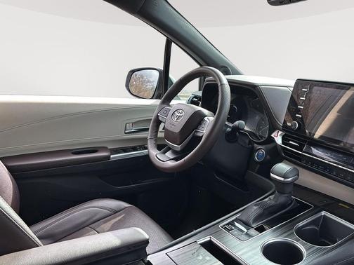 2023 Toyota Sienna Platinum