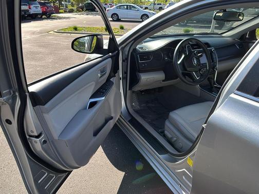Celestial Silver Metallic 2017 Toyota Camry XLE