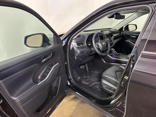 Midnight Black Metallic 2021 Toyota Highlander Hybrid XLE