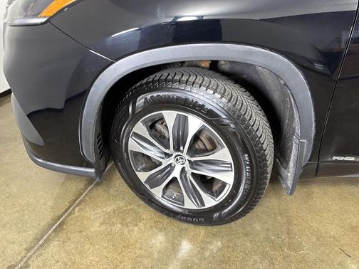 Midnight Black Metallic 2021 Toyota Highlander Hybrid XLE