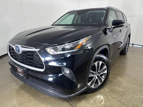 Midnight Black Metallic 2021 Toyota Highlander Hybrid XLE