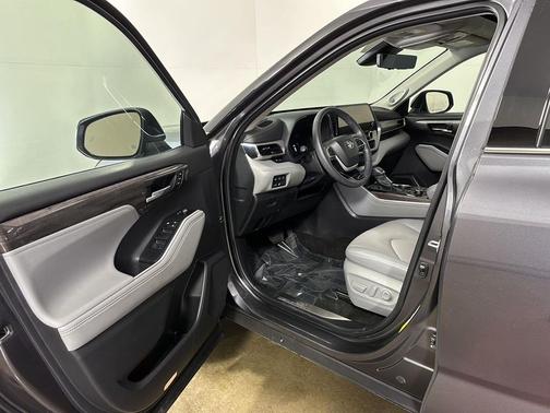 Magnetic Gray Metallic 2024 Toyota Highlander Platinum