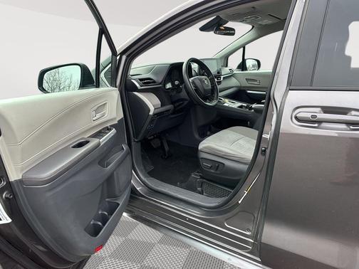 2024 Toyota Sienna LE
