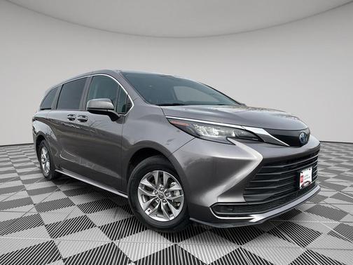 2024 Toyota Sienna LE