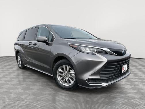 2024 Toyota Sienna LE