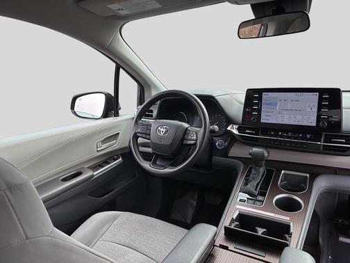 2024 Toyota Sienna LE
