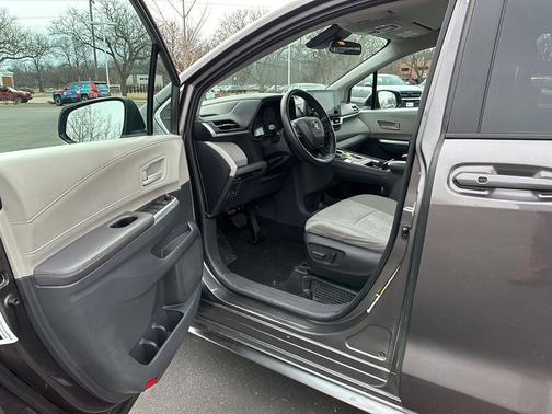 2024 Toyota Sienna LE