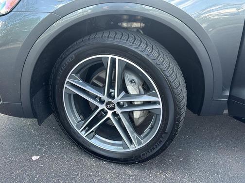 Daytona Gray Pearl Effect 2023 Audi Q5 55 S line Premium Plus
