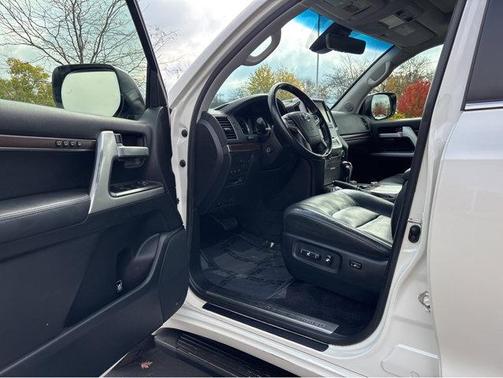 2017 Toyota Land Cruiser Base