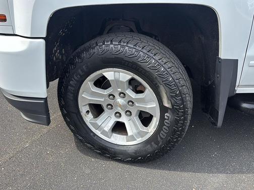 Summit White 2018 Chevrolet Silverado 1500 2LT