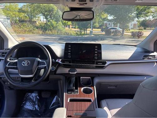 2024 Toyota Sienna XLE 8 Passenger