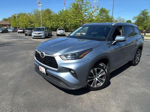 Moon Dust 2022 Toyota Highlander XLE