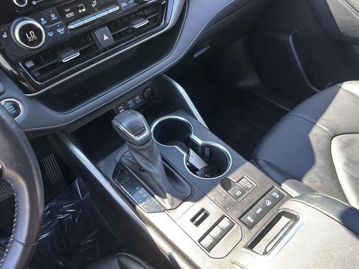 Moon Dust 2022 Toyota Highlander XLE