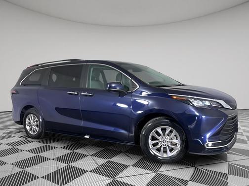 2024 Toyota Sienna XLE