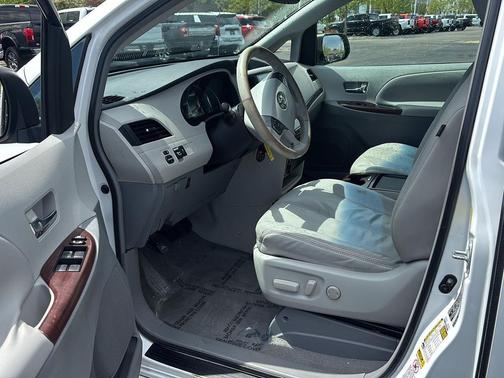 Super White 2011 Toyota Sienna XLE
