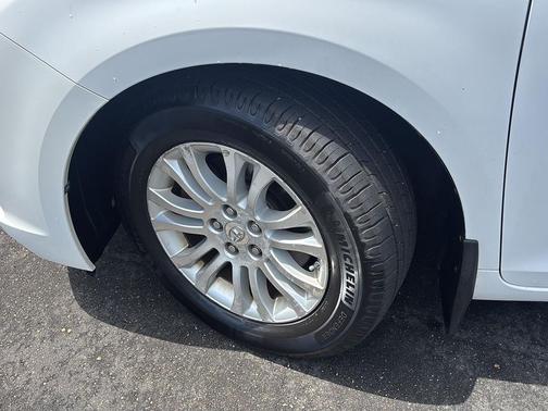 Super White 2011 Toyota Sienna XLE