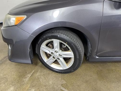 Magnetic Gray Metallic 2014 Toyota Camry SE