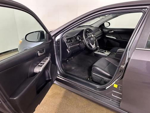Magnetic Gray Metallic 2014 Toyota Camry SE
