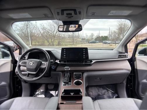 2024 Toyota Sienna XLE 8 Passenger