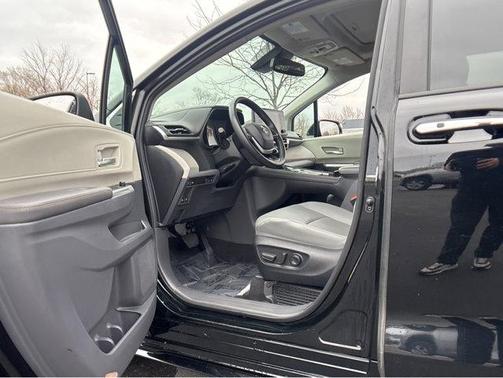 2024 Toyota Sienna XLE 8 Passenger