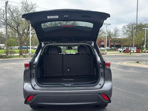 Magnetic Gray Metallic 2023 Toyota Highlander XLE