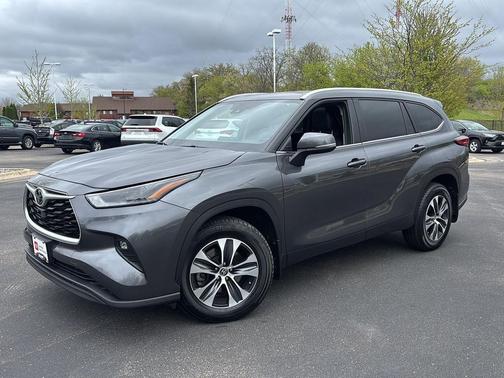 Magnetic Gray Metallic 2023 Toyota Highlander XLE