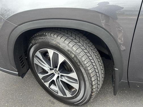 Magnetic Gray Metallic 2023 Toyota Highlander XLE