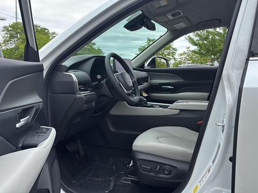 Wind Chill Pearl 2026 Toyota Grand Highlander XLE