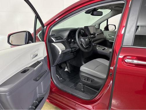 2022 Toyota Sienna XLE 7 Passenger