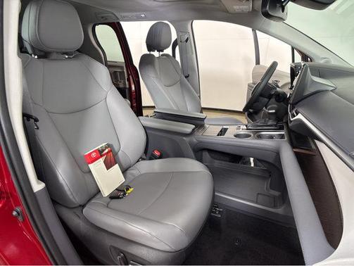 2022 Toyota Sienna XLE 7 Passenger