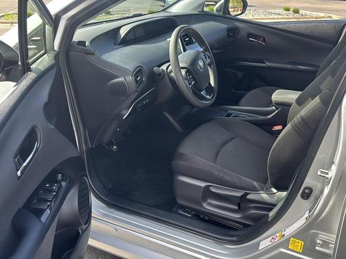Classic Silver Metallic 2022 Toyota Prius LE