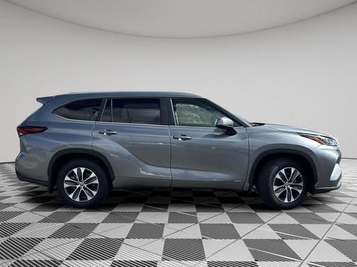 2025 Toyota Highlander Hybrid XLE